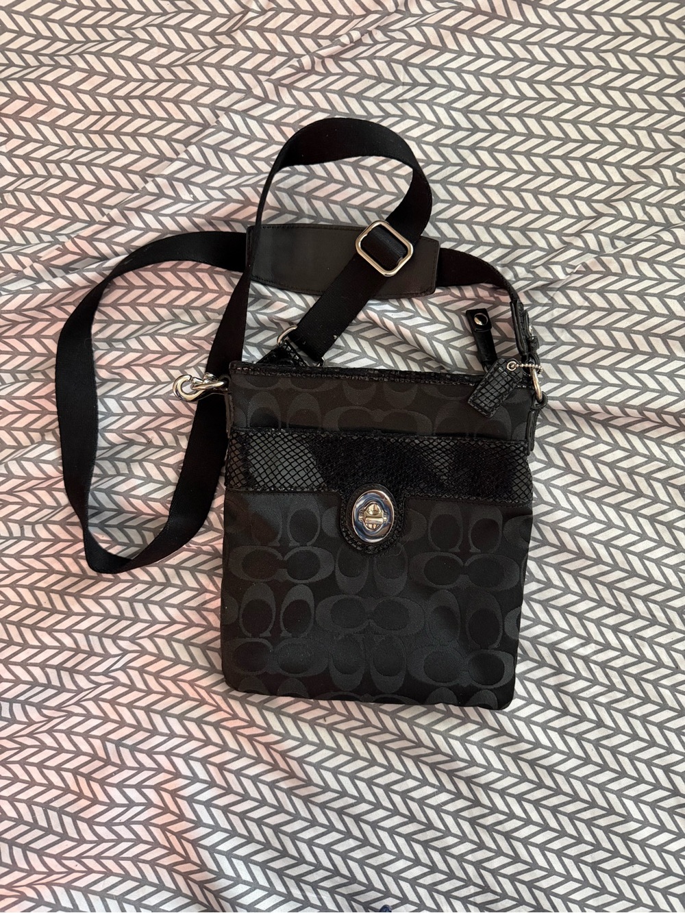 🖤✨ Coach Signature Stripe Glitter Crossbody Bag (Unisex)